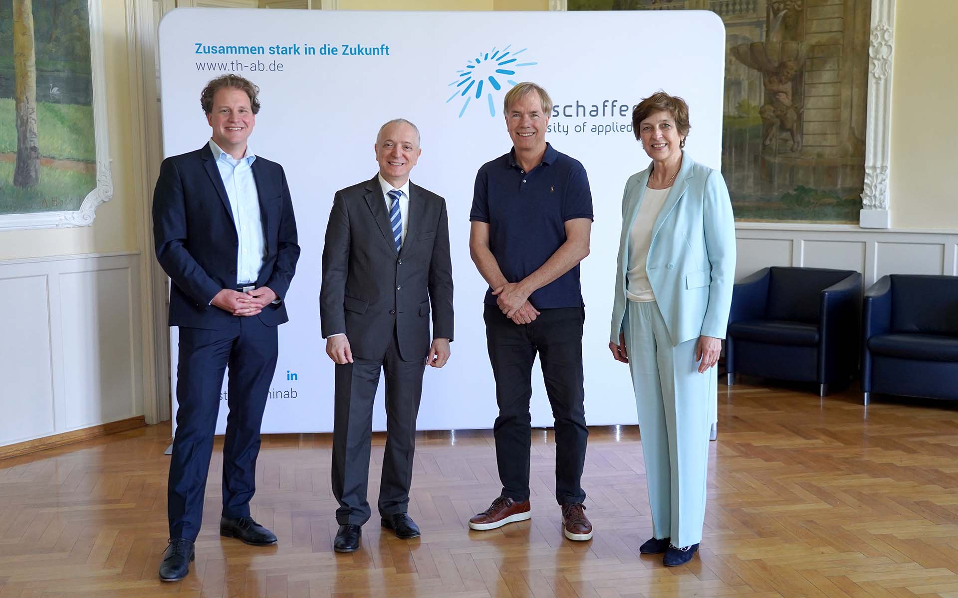 V. l. n. r.: Philipp Noertersheuser, Prof. Dr.-Ing. Francesco Volpe, Dr. Doug Baney und Prof. Dr. Eva-Maria Beck-Meuth