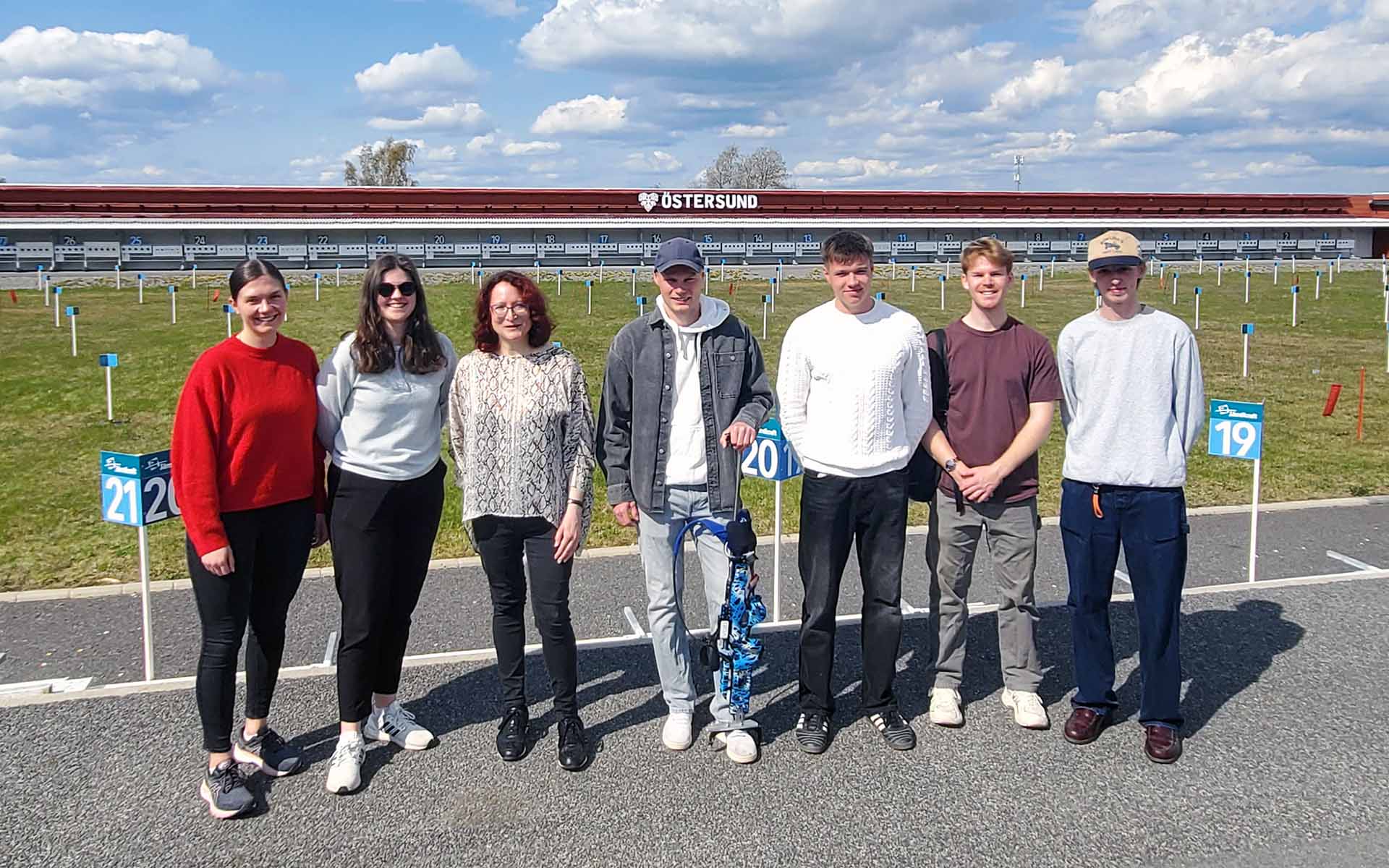 Teilnehmende der "Total Immersion Week" in Schweden mit dem schwedischen Biathleten Henning Sjökvist.