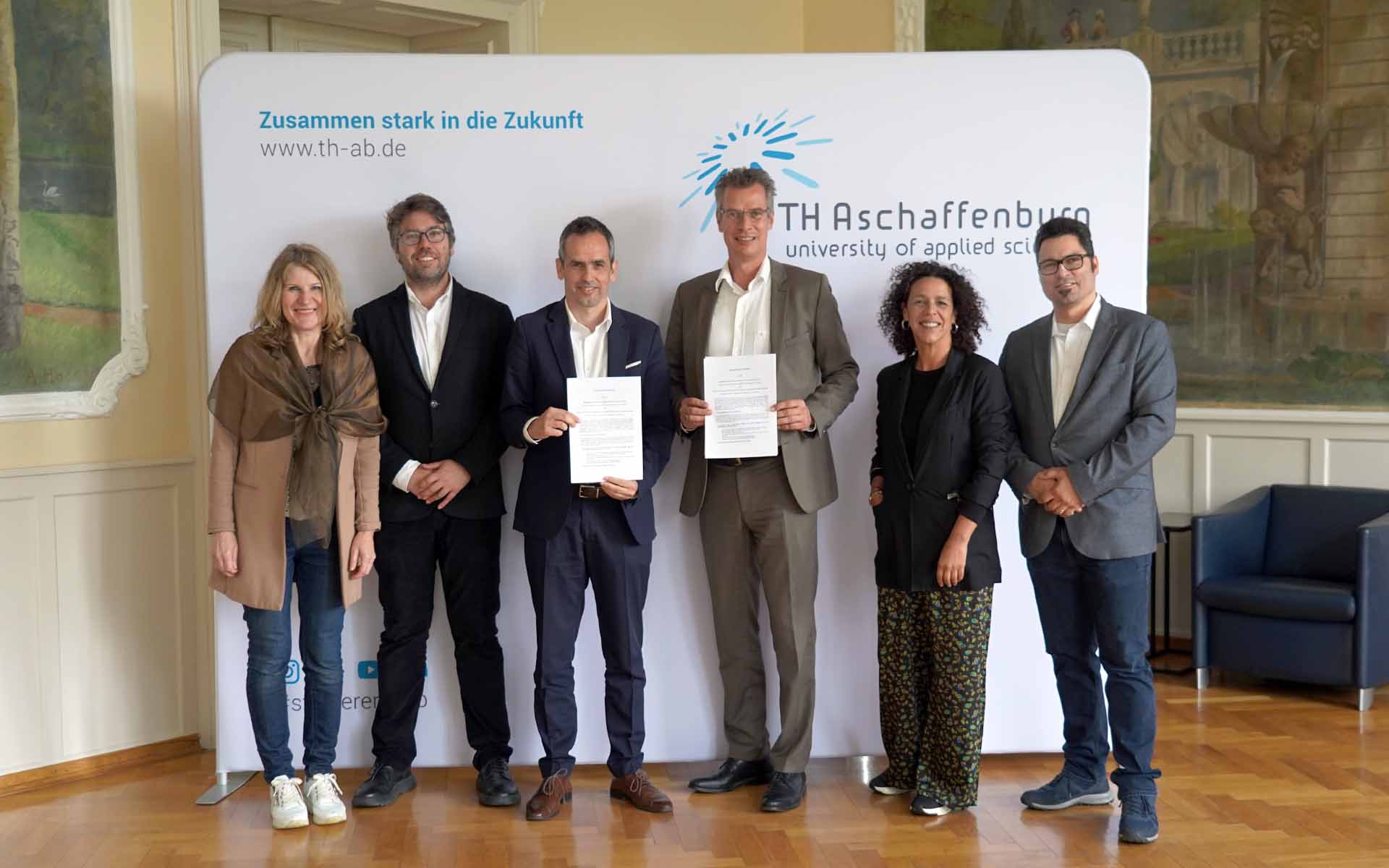 V. l. n. r. : Prof. Dr. Alexandra Angress (Auslandsbeauftragte Fakultät WR, TH AB), Prof Dr Joao de Assis (Vizedekan, ISCAL), Prof. Dr. Pedro Pinheiro (President, ISCAL), Prof. Dr. Ivo Schäfer (Vizepräsident Studium, Lehre und Internationales, TH AB) , Natacha Ornelas (IO, ISCAL), Maique dos Santos (International Office, TH AB)