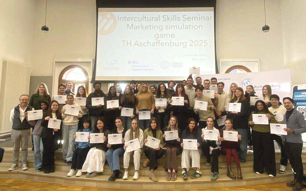 Gruppenbild. Personen halten Zertifikate in den Händen