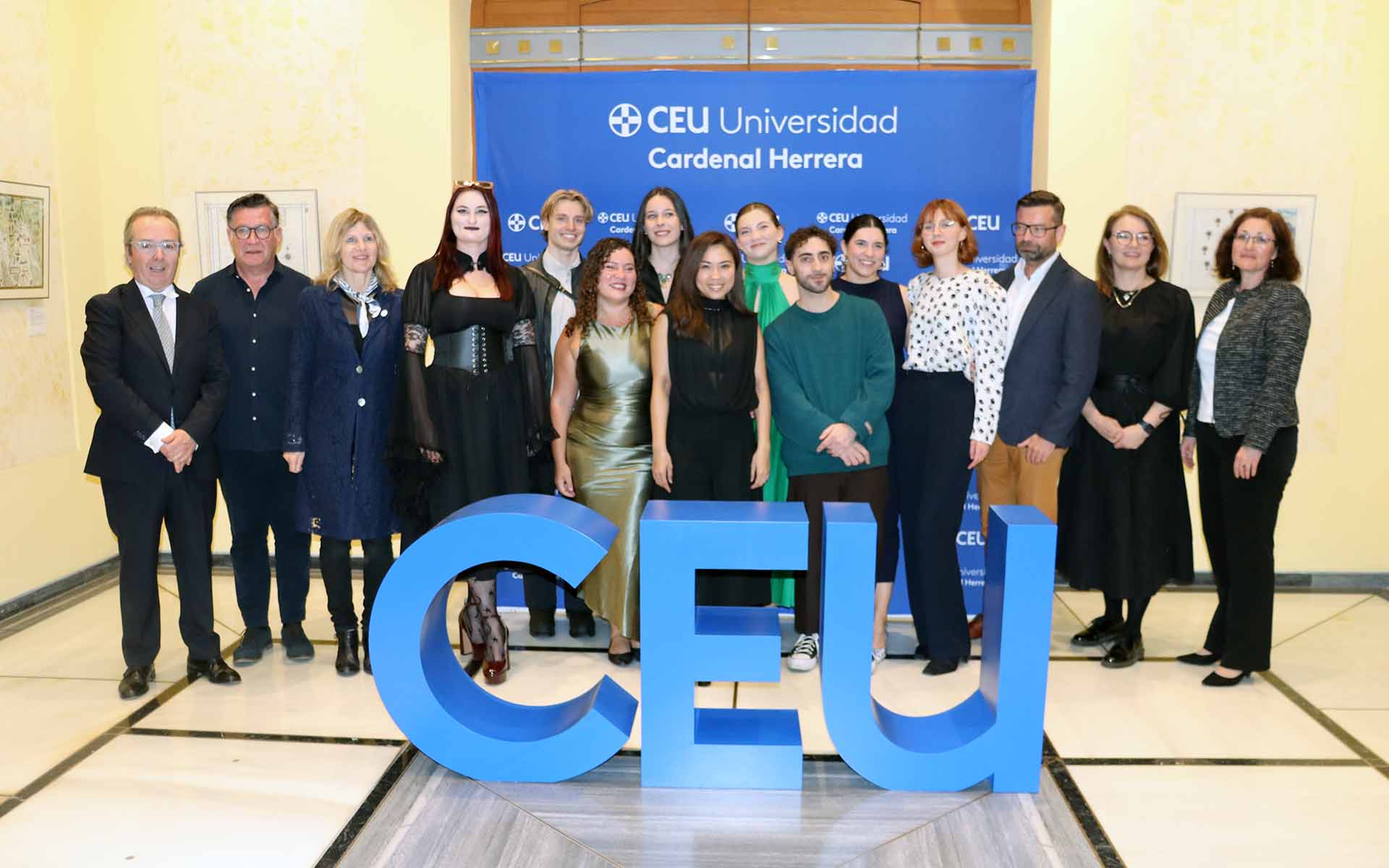 Gruppenfoto mit15 Personen hinter dem Schriftzug CEU vor Banner der Hochschule