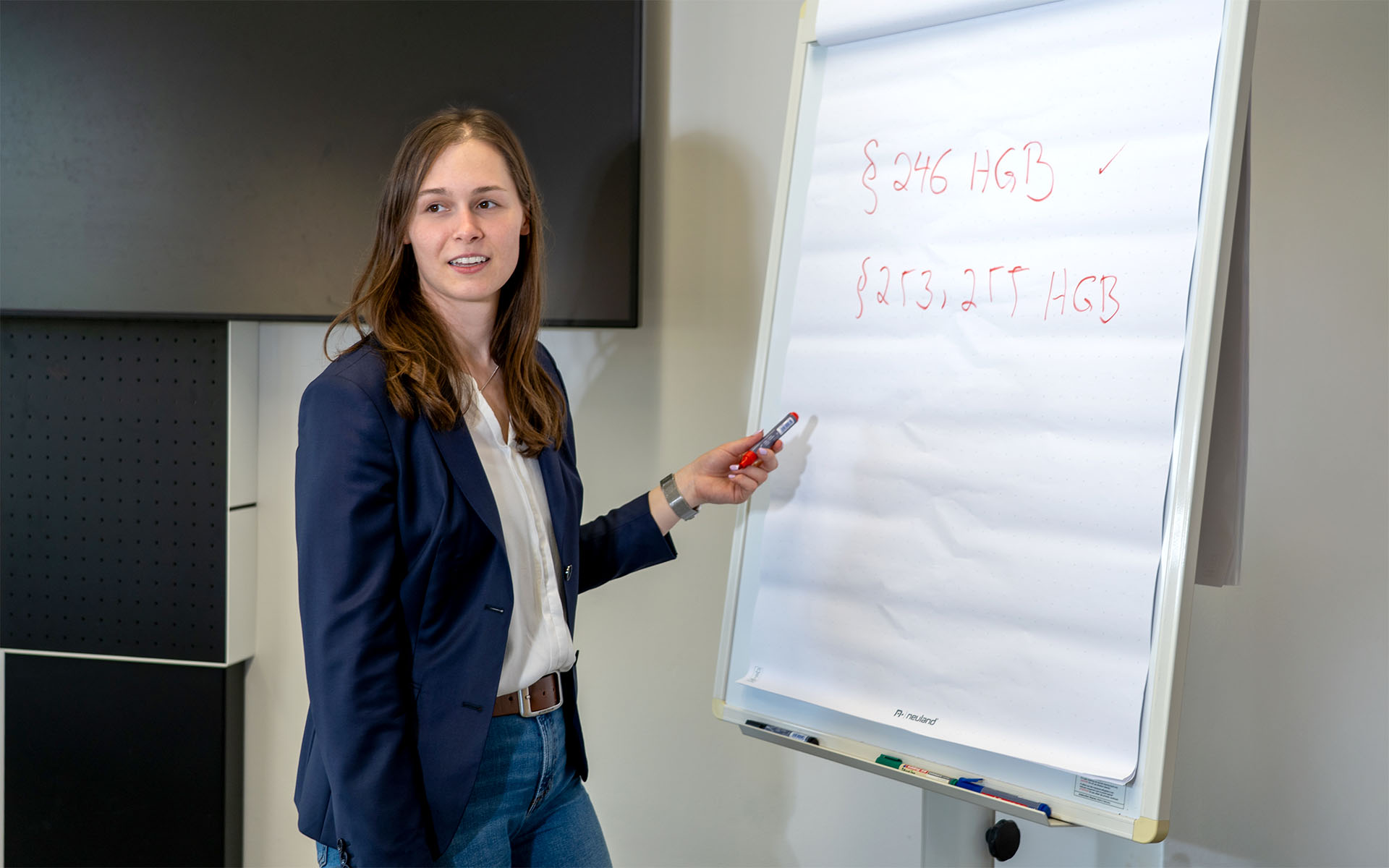 Steuerberaterin und Wirtschaftsprüferin Sabrina Maier vor einem Flipchart