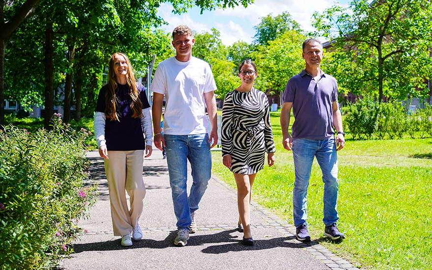 Mitarbeitende auf Campus